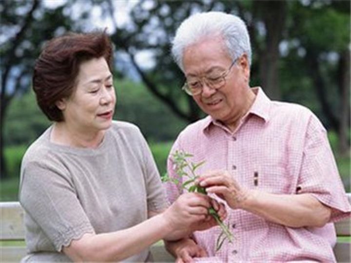 老花鏡科普：老人該如何緩解老花眼？